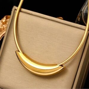 New Minimalist Gold Crescent Necklace – Modern Statement Choker